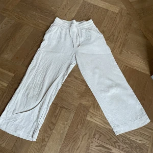Byxor - Fina beiga linnebyxor som tyvärr blivit för små på mig🌟 Passar perfekt nu till sommaren och har inga defekter💫 Material: 55% linne, 45% bomull. Innerbenslängd: 60 cm midjemått: ca. 66 cm (men är elastisk midja så kan enkelt bli större eller mindre)