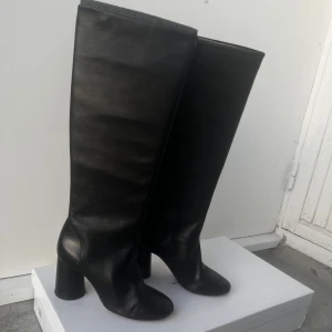 & OTHER STORIES BOOTS/STÖVLETTER - •Knappt använda stövletter/boots från & other stories, äkta läder. Säljes då jag äger för många skor. Skolåda medföljer om så önskas.  •Vid snabb affär kan priset diskuteras.  •Kan mötas upp i centrala Göteborg, annars står köparen för frakten.  