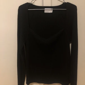 Ribbstickad topp -asos - Ribbstickad topp från asos design med hjärtformad halsring. Tröjan är i storlek 42. Varan är oanvänd och i nyskick. Säljes eftersom varan är i fel storlek för mig. Nypris 225kr, säljes för 150 kr