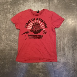 TRÖJA SMOG - Tröja från SMOG storlek S. 3 FÖR 2 ALLA PRODUKTER på sidan. Betalar ej frakt och kan mötas upp i uppsala/stockholm.