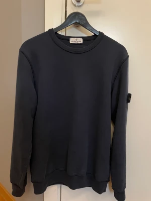 Stone Island Tröja  -  Äkta Stone Island tröja köpt på NK för 1400kr mitt pris 600kr.Knappt använd. storlek  170/14 år Snabb och smidig affär.