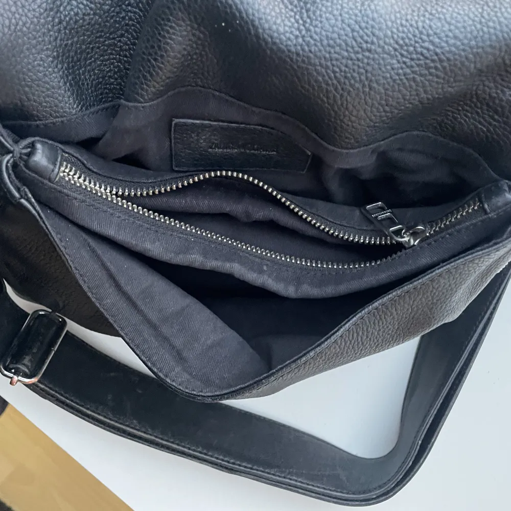 Säljer min svarta väska ifrån Zadig med justerbara band! Väskan har använts mycket men är fortfarande i bra skick! . Väskor.
