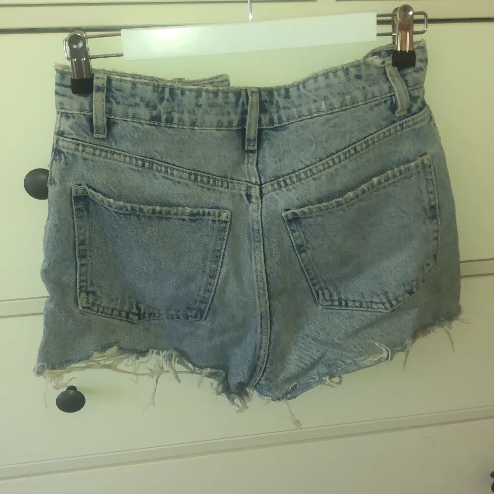Zara jeans shorts som är skitsnygga men tyvärr blivit för små för mig:((( använt en del men är väldigt bra skick!! . Shorts.