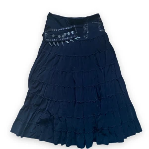 vintage manchester kjol - sååå häftig svart manchester kjol från lisa champione. Med detaljer och snören. Några enstaka detaljer har lossnat men annars mycket bra skick! Köparen står för frakt. 💕