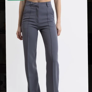 Madlady kostymbyxor - Säljer mina iprincip oanvända kostymbyxor från Madlady. Säljes pga för små samt har ingen användning för dem. Strl Xs längd 32. Frakt står köparen för