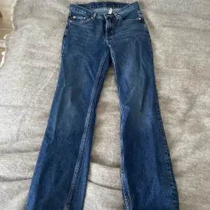 Ett par mörkblåa jeans i modellen twig från weekday! De är straight, i storlek 24/30 och sitter lite midwaist kan man säga🥰Använd gärna köp nu om du vill💗Nypris 500kr och knappt använda mycket!