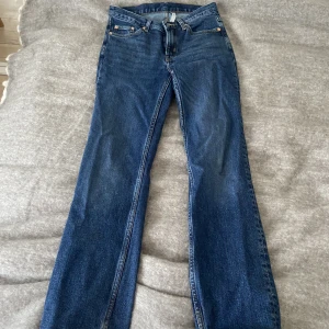 weekday jeans - Ett par mörkblåa jeans i modellen twig från weekday! De är straight, i storlek 24/30 och sitter lite midwaist kan man säga🥰Använd gärna köp nu om du vill💗Nypris 500kr och knappt använda mycket!