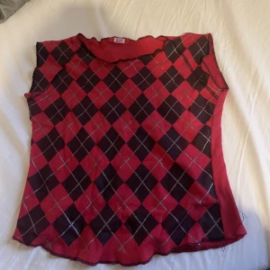 rött linne/t-shirt - coolt linne jag inte använder:) några imperfektioner på sömmar men annars bra skick.