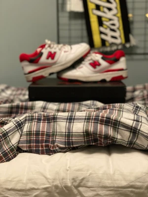 NEW BALANCE 550 ❤️RED❤️ - New balance 550 ❤️RED❤️ har andvänd dem lite inga creases och skon är i 10/10 och kvitto finns med köpta på Jd sports 