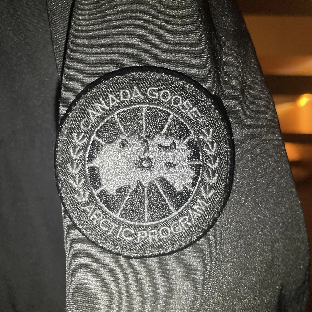 Säljer min Canada Goose Stl. 52 (L), Herr Langford Parka Black Label Fusion Fit. | Den är nyskick, bara använd 4-5 ggr. | Äkta päls som även går att ta av med hjälp av dragkedja. | Nypris 16.000kr. | Färg Svart. | Strl (L) men sitter också bra på M . Jackor.