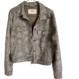 Jacka pull and bear - Super fin jacka med snake print/ormskinns mönster i storlek S från pull and bear.  Frakt ca 81kr eller hämtas upp/mötas.