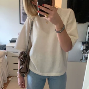 Stickad t-shirt vit - Stickad t-shirt från selecte femme är i storlek M men passar mig som har S i vanliga fall. Är tyvärr lite nopprig men går att ta bort