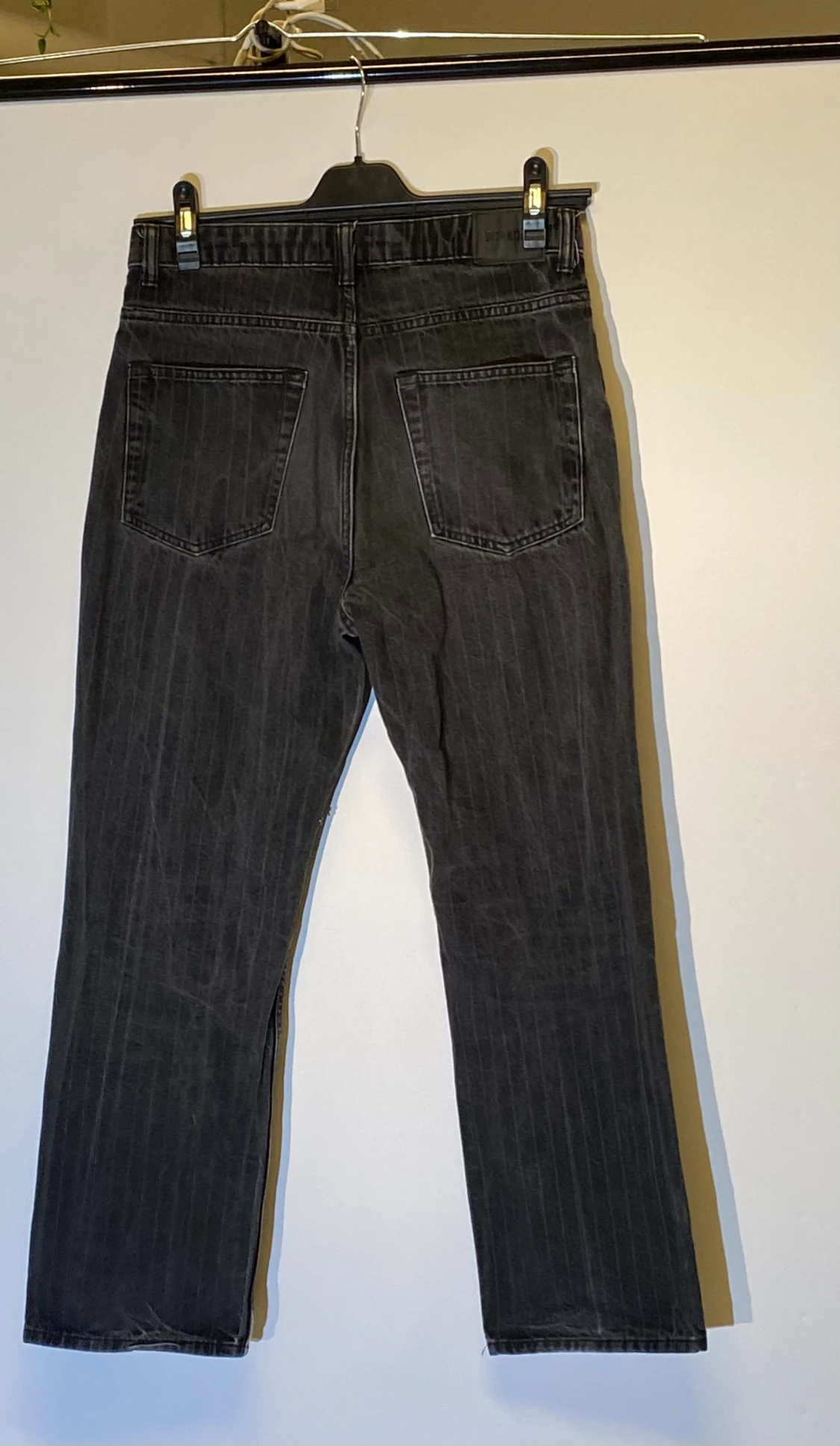 Kritvitsrandiga svarta byxor - 90