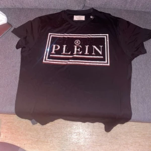 Plein Tshirt - Hej säljer nu min äkta  Plein T-shirt har använt den 3/2 gånger och den är nyskick. Köpte den för 3500 kr men säljer den för 1500 det går och diskutera pris. Det går och frakta sedan om du bor i Stockholm kan vi mötas.