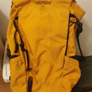 Arc'teryx Brize 32L Backpack. Orange. För vuxna.  Ryggsäcken har åkt flygplan igenom länder till Malaysia och tillbaka, tyget är inte längre i nyskick men inget större fel på den. 