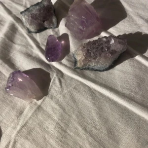 Ametist  - Ametist i olika storlekar, 5kr för den minsta, 30 kr för geod o h 20kr för den råa