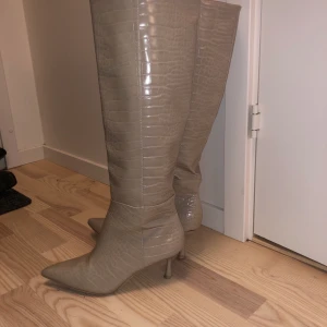 Beiga stövlar  - Jättesnygga beiga stövlar med lagom hög klack, vilket gör dom sköna att gå i. Storlek 39. 
