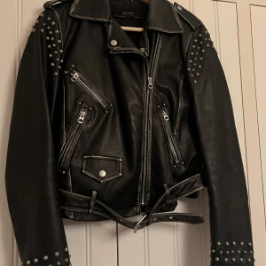 Zara skinnjacka  - Zara skinnjacka med nitar i storlek S. Som ny.  Köparen står för frakt.
