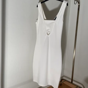 Vit klänning - Vit klänning perfekt till studenten eller skolavslutningen! Vädligt fin passform☺️ Storlek xs men passar s!! Från bikbok. Bra skick! 