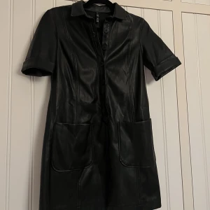 Zara skinnklänning  - Skinnklänning i storlek XS från Zara.  Som ny.  Köpare står för frakten. 