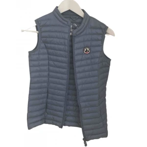 Jott ljusblå väst - Super fint väst i nyskick från Jott i xs, passform xs-small. Inte mycket använd, perfekt till vår/ sommar säsongen. Fin att ha under jacka. Bilder från min Vestiaire, besök gärna🫶🏽