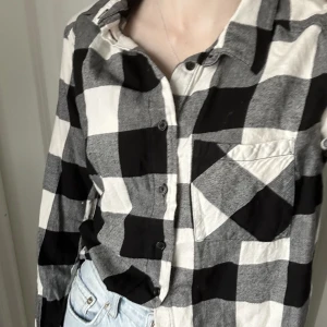 H&M skjorta - Rutig skjorta från H&M har använt några gånger. Säljer då den inte kommer till användning 💗