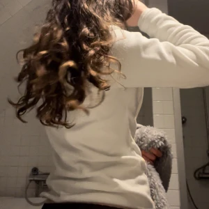 Vit north face fleece  - Säljer en vit north face fleece i S dam. Fint skick, själva märket på fleecen är vitt inte svart. Kan ta egna bilder💖