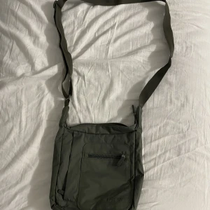 Messengar väska  - Messenger väska köpt från Grekland, väldigt inne just nu!