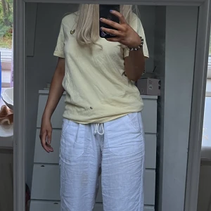 Lyle and scott tshirt gul Storlek XS - Lyle and scott tshirt, gul i storlek XS💕 fint skick