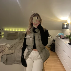 Väst - säljer denna fina väst från Holmlunds som jag tror är slutsåld💕💕 lite osäker på vilket märke det är men tror Only 