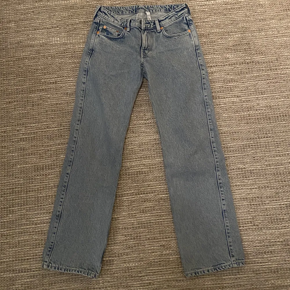 Lågmidjade jeans från Weekday i jätte bra skick och nästan helt oanvända. Säljer då dom inte kommer till användning🫶🏼. Jeans & Byxor.