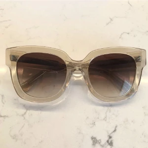 CHIMI 08 ECRU NYSKICK - Helt nya Chimi’s som inte riktigt passar min ansiktsform. Allt kommer med, dustbag osv. Kan även byta mot ett par 07 💓