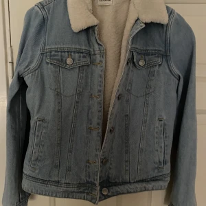 Jeansjacka  - En fodrad jeansjacka från asos. Det står inte vilken storlek det är men skulle säga XS/S.💕