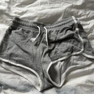 Cubus shorts - Mjukisshorts från Cubus som är i storlek 134 men vill man att dom ska sitta tajt så gör dom det om du har storlek XS men då blir dom även en aning korta 💗