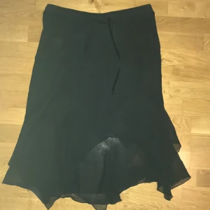 Svart kjol strl S/M/L - Svart volangaktig kjol i strl M/L men passar även S. Den har ett litet hål i sidan som inte märks💗