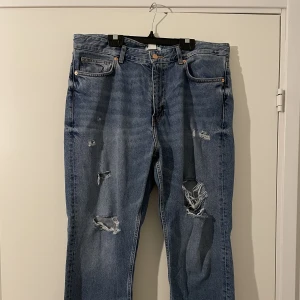 Jeans  - Använda ganska lite. De är ganska små i storlek (känns mer som 40/42).