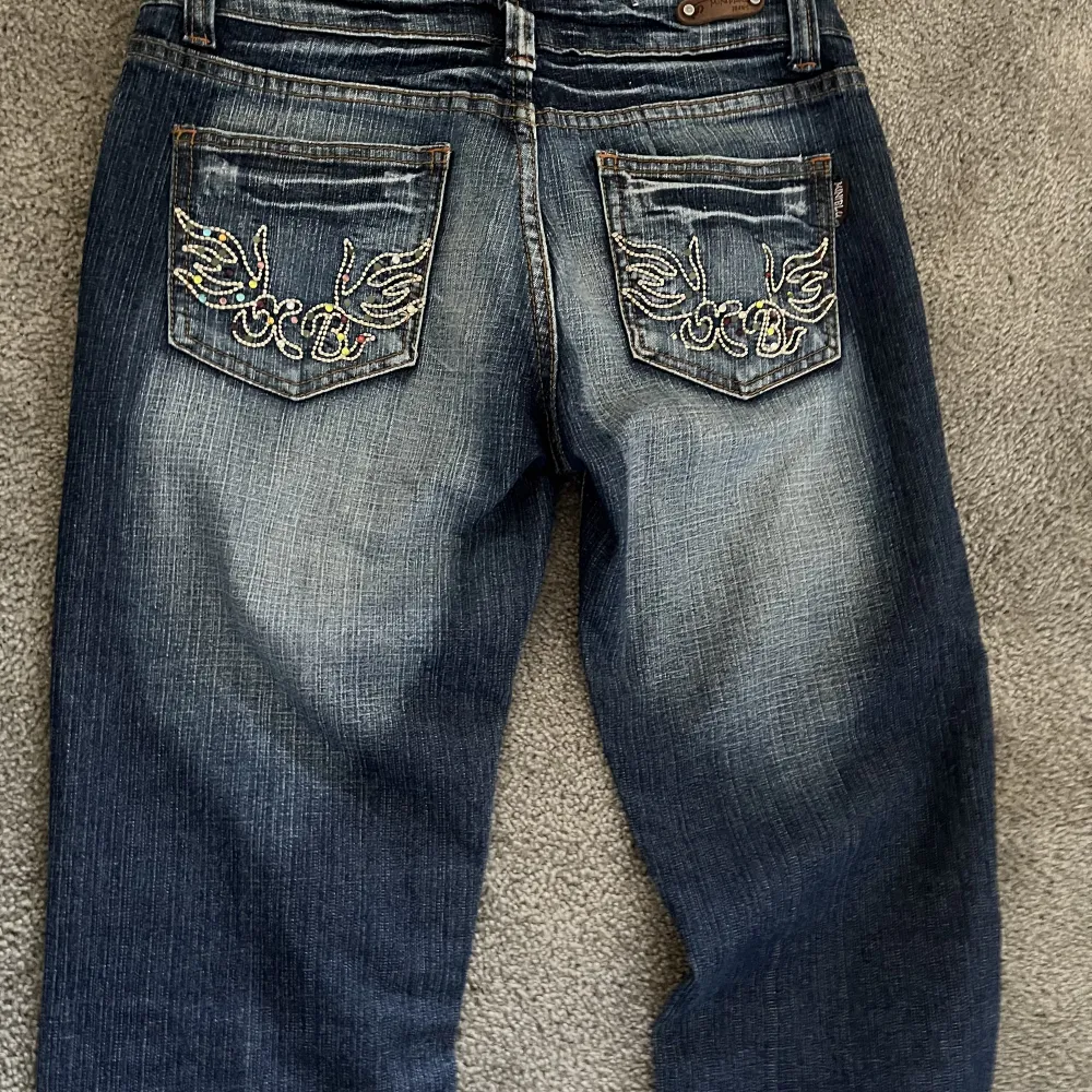 Lägger upp igen pga att köparen drog sig ur. Fina Lågmidjade jeans med tryck på fickorna! Kom privat för flera bilder💕👍midjemått 78,5 och beninnerlängd 85. Jeans & Byxor.
