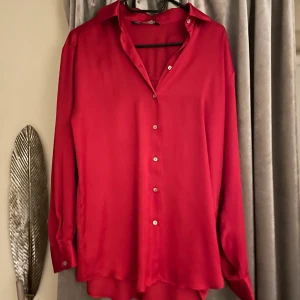 Blus från zara  - Blus från Zara i silkmaterial. Strl S men passar också M. 