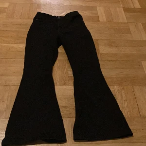 Jeans - Hör är mina utsvängda jeans från lindes i super bra stick 