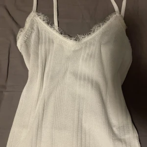 Linne  - Jätte sött linne säljer pågrund av att jag inte använder de använd kanske 1-2 gånger som Max jätte bra skick ❣️