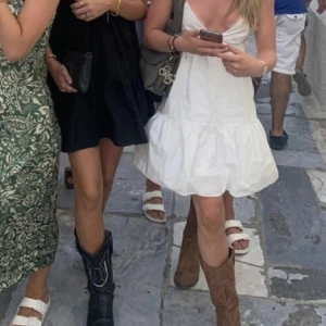 Zara klänning - Säljer min jättepopulära klänning från zara! Klänningen är i storlek medium men passar mig som vanligtvis har s då den är lite liten i storleken. ❤️(första bilden är lånad och andra är från hemsidan) 