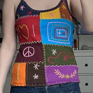 supercool tanktop - en jättefin tröja köpt på sol & måne i gamla stan för ett tag sedan, aldrig använd. jättesöt med massa symboler och färger och den sitter jättefint, perfekt till sommar