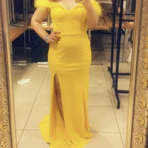 Festklänning  - Bra skick, storlek 38. Använd 1 gång 