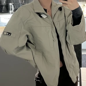 Second hand vindjacka - Köpte denna second hand rätt nyligen men insåg att jag har nog med vårjackor redan. Skitsnygg vindjacka med många fickor. Passar mig som är en xs/s men gillar oversized. Storleken är M. 