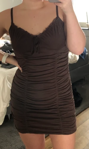 Klänning från HM - Jättefin klänning från H&M. Använd 1 gång. Väldigt stretchiga så skulle säga att den passar S-L. Frakt inräknat i priset