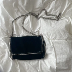 Väska - Säljer denna liknande rebecca stella väska🖤22x16 cm
