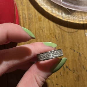 Äkta silverring - Ring i silver. Vet inte vilken storlek det är; men det är i större storlek passar mig på pekfingret. 🫶🏼   skriv för mer bilder
