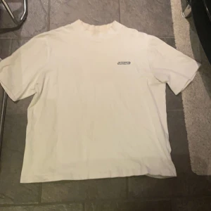 Arigato tisha - Oversized arigato t shirt i fint skick förutom litet hål på ryggen, därav priset 