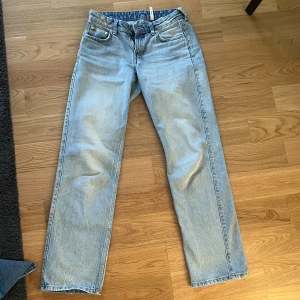 Lågmidjade jeans - Lågmidjade jeans från weekday i mycket bra skick. 