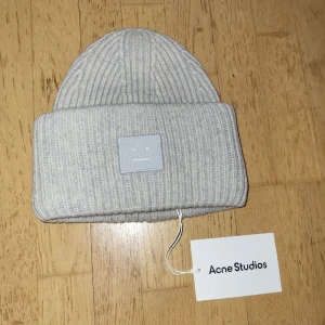 Acne studios mössa  - Säljer en acne studios mössa i nyskick, aldrig använd 